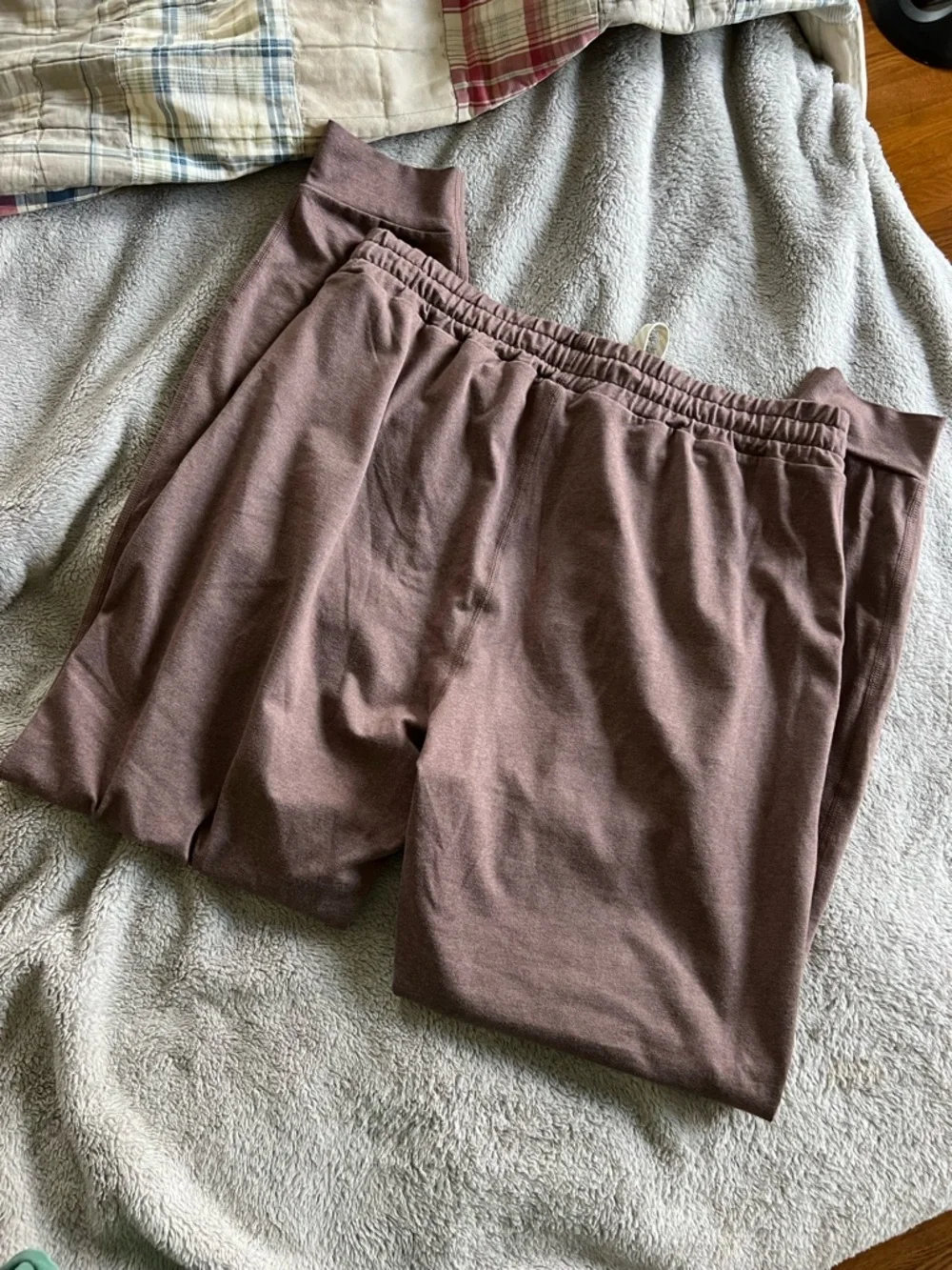 Vuori Women’s Fossil Heather Brown Performance Joggers Medium - Picture 4 of 5